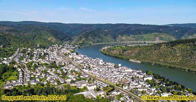 Rheinschifffahrt nach Boppard am Rhein mit dem Bopparder Hamm, der grten Rheinschleife und der gleichnamigen Weinlage.